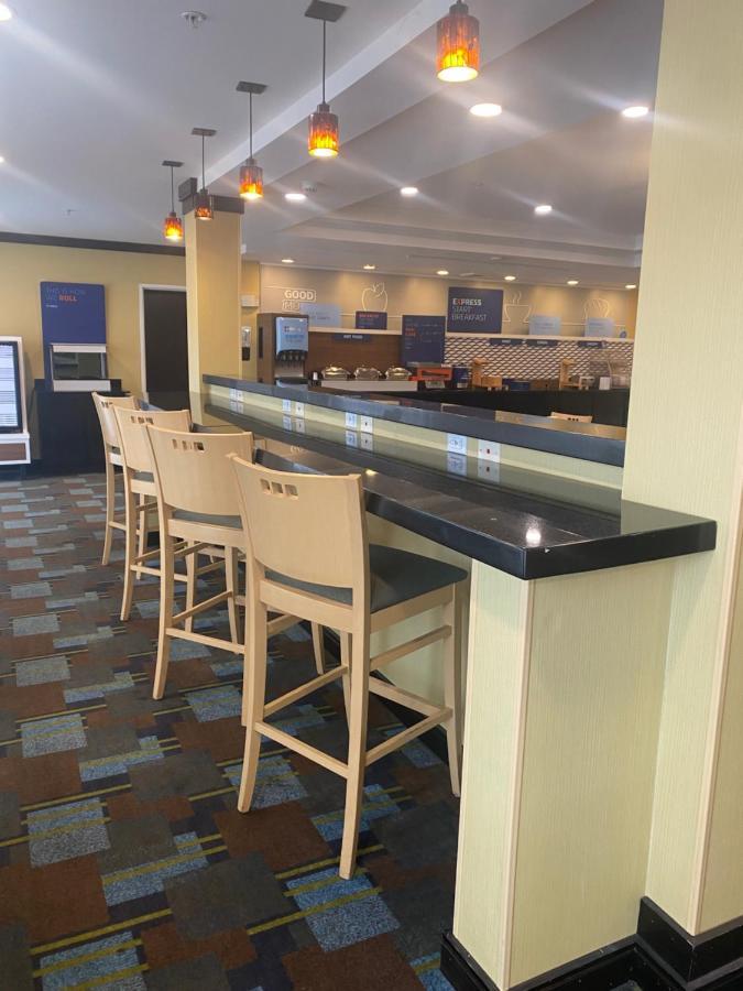 Holiday Inn Express And Suites Detroit North-Troy By Ihg Exterior photo